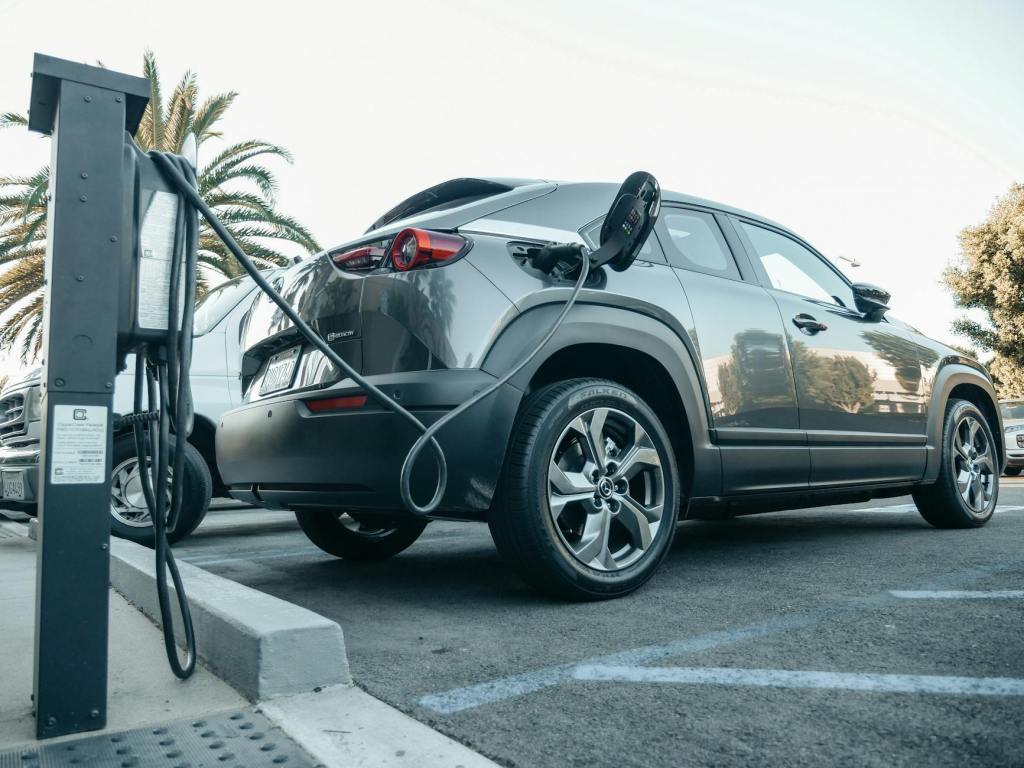 Top 7 benefits of installing an EV charger at home or work